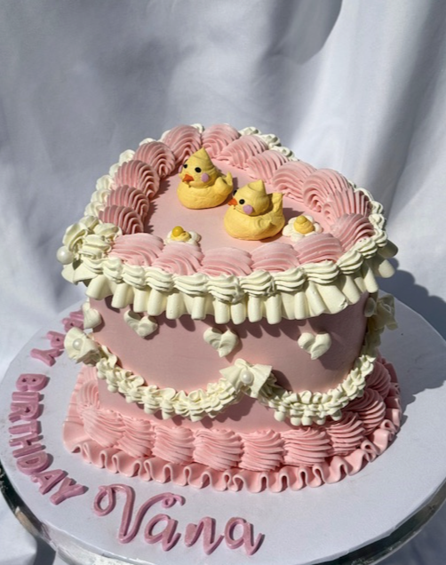 Lambeth Heart Cake – Vintage Romance Meets Modern Elegance